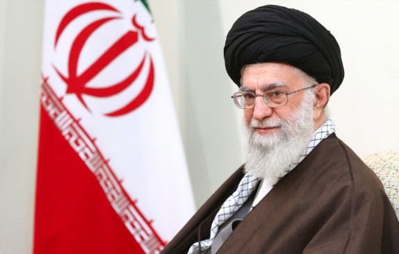 همه همّت گماریم که نماز را در جایگاه شایسته‌ی خود بشناسانیم